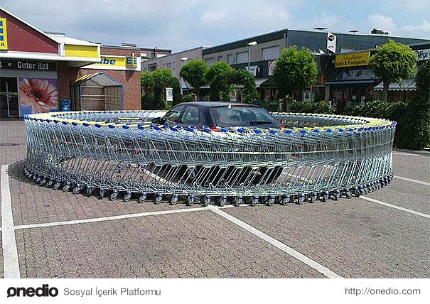 Alışveriş arabalarıyla birisinin arabasının etrafında sonsuz döngü oluşturun