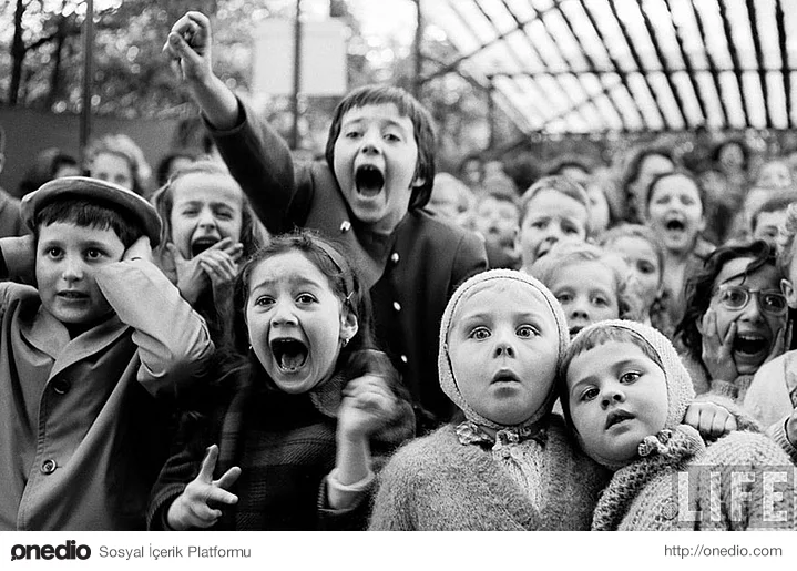 Dehşet; Kukla Tiyatrosu'nda Saint George ve Hikâyesi'ni izleyen çocuklar, Paris, 1963