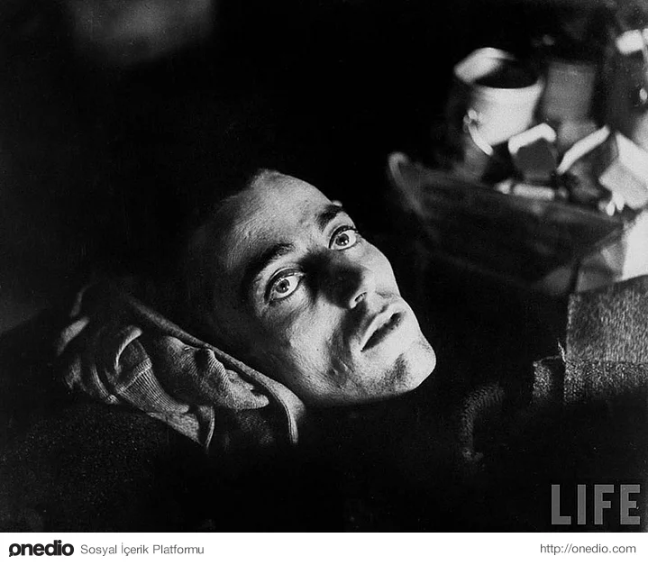 Yorgunluk; Müttefik kuvvetler tarafından Alman esir kampından kurtarılan bir Amerikan askeri.
