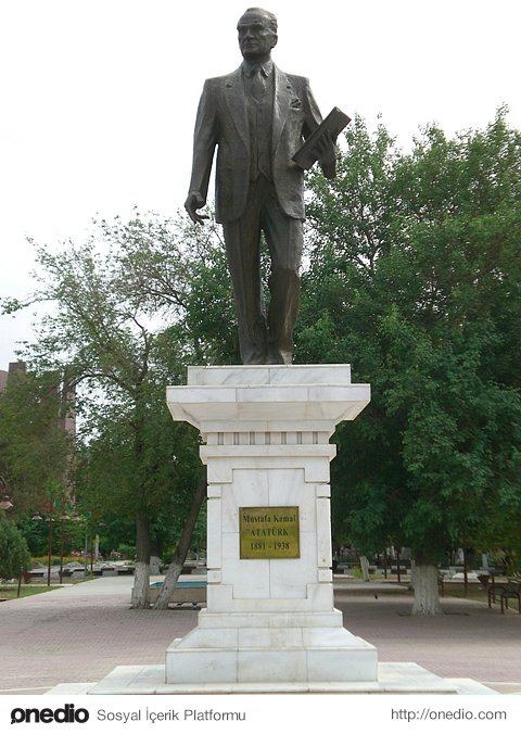 O meydanda bulunan Atatürk Heykeli