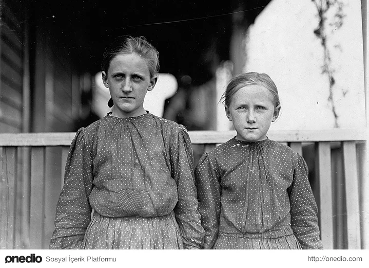 Fotoğrafın solundaki çocuk Minnie Carpenter ve 10 saatte sadece yarım dolar kazanan bir fabrika işçisi. Sağdaki daha küçük kız ise fabrikada düzenli olarak çalışmıyor. (1908)
