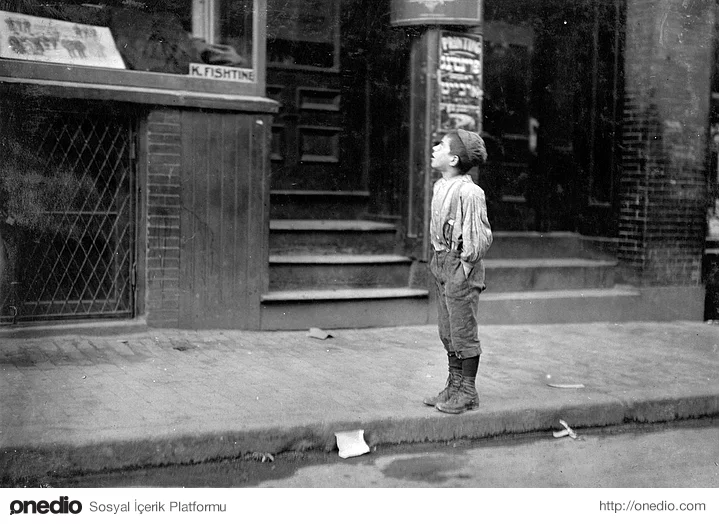 ' Ateş! Ateş! Ateş yakarım! ' Museviler için kutsal olan Cumartesi günü, sokakta Museviler için ateş yakmayı teklif eden bir çocuk. (1909)