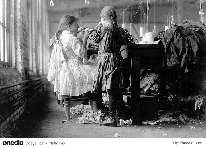 Tekstil fabrikasında çalışan iki küçük kız (1910)