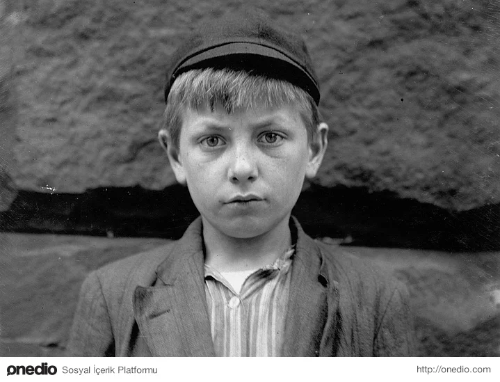 Louis Birch, 12 yaşında gazete dağıtan bir çocuk. Babası öldüğü için, dul kalan annesine maddi destek sağlamak adına bu işi yapıyormuş. (1910)