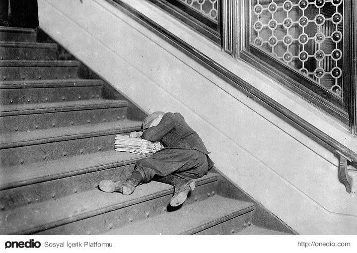 New Jersey'de merdivenlerde uyuyakalan bir gazeteci çocuk. (1912)