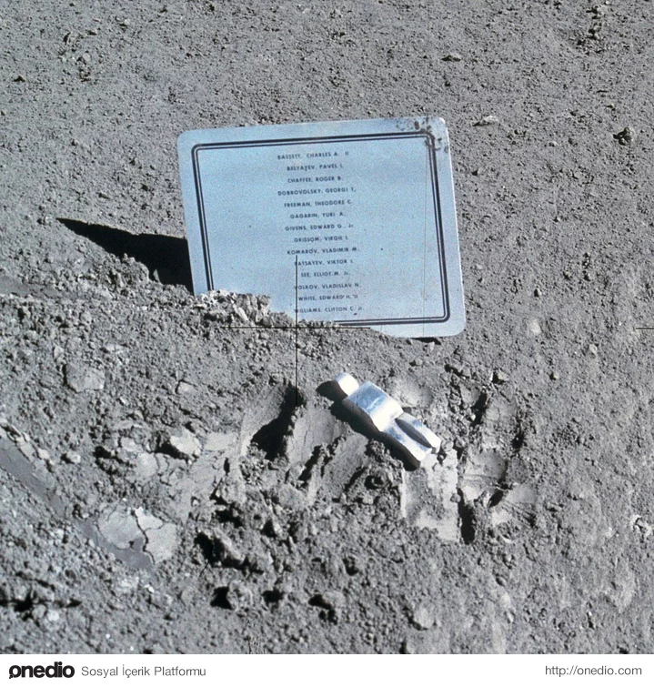 Ay'a ayak basan Neil Armstrong'un son görevi, uzay yarışında hayatını ortaya koyanları bir plaketle ödüllendirmekti. Ay'a bir de 'düşen astronot' heykeli bırakıldı...