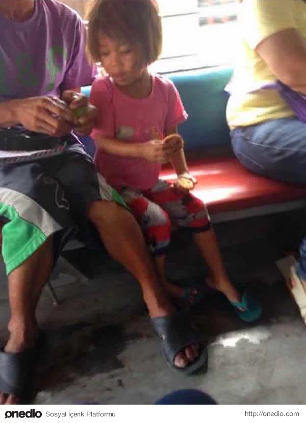 Kurabiyesini aynı otobüste yolculuk ettiği kız ile paylaşan bu iyiliksever çocuk.